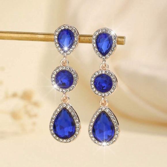 Black Faceted Teardrop Earrings - Picture 5 of 6